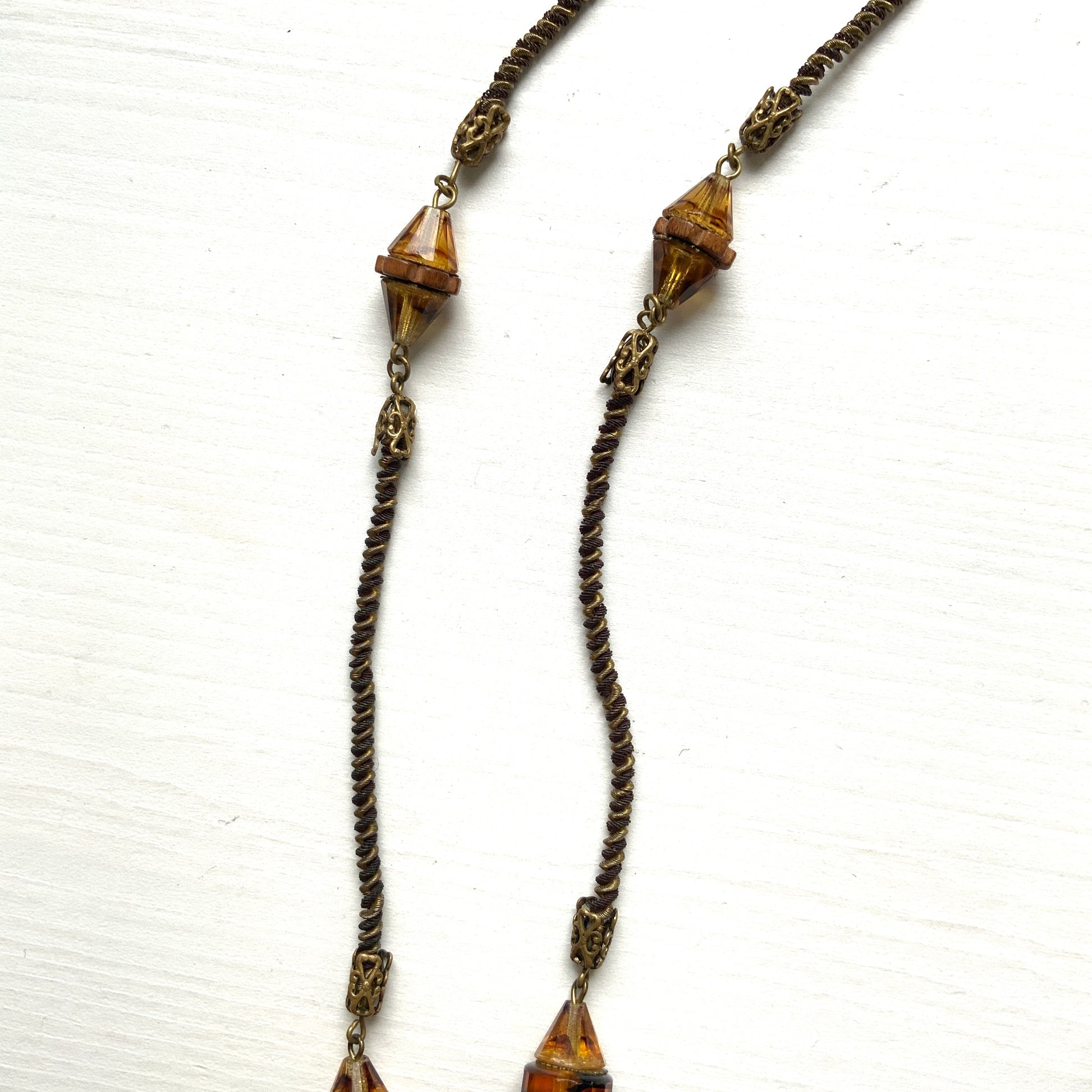 A striking necklace featuring unique wood beads and amber glass. 個性的なウッドビーズとアンバーグラスを組み合わせたネックレス。