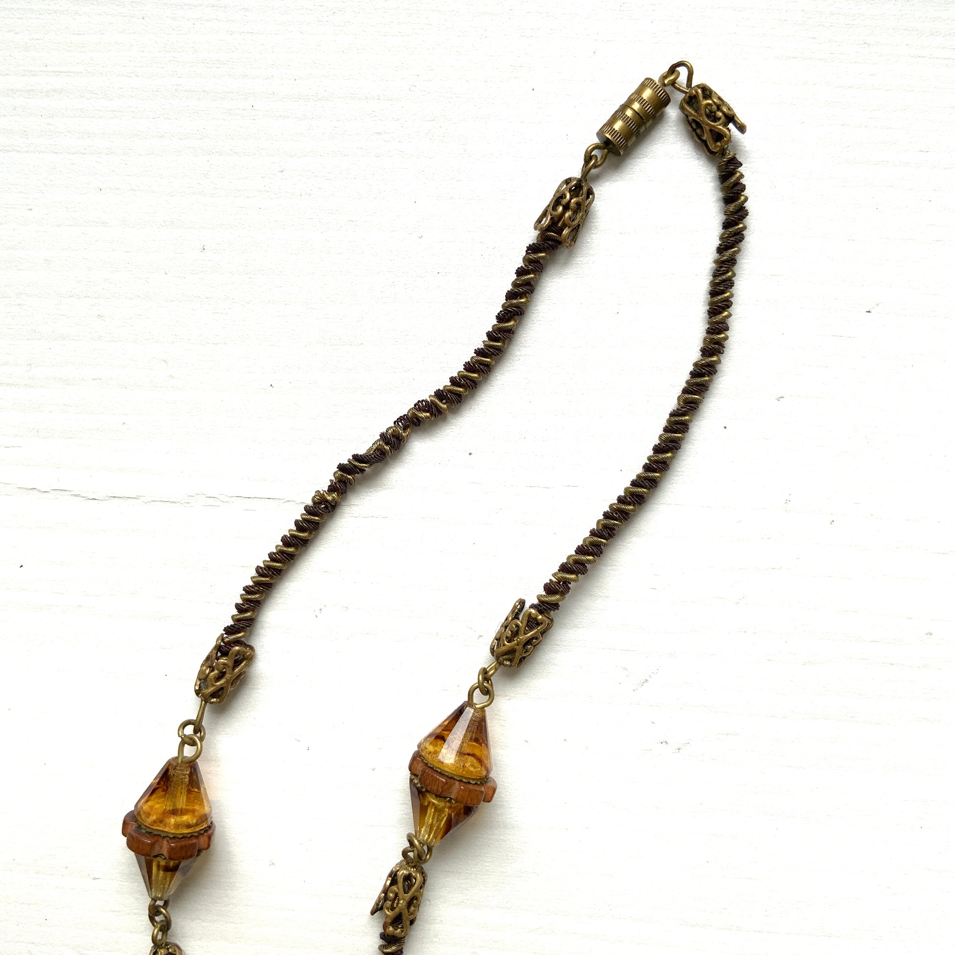 A striking necklace featuring unique wood beads and amber glass. 個性的なウッドビーズとアンバーグラスを組み合わせたネックレス。