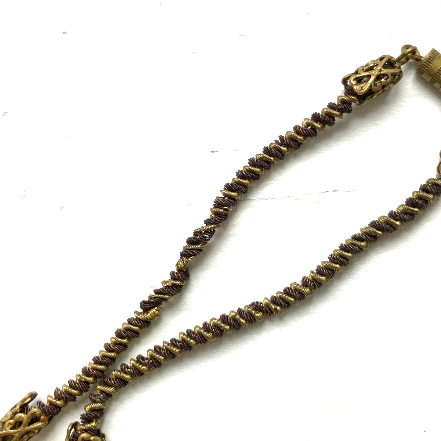 A striking necklace featuring unique wood beads and amber glass. 個性的なウッドビーズとアンバーグラスを組み合わせたネックレス。