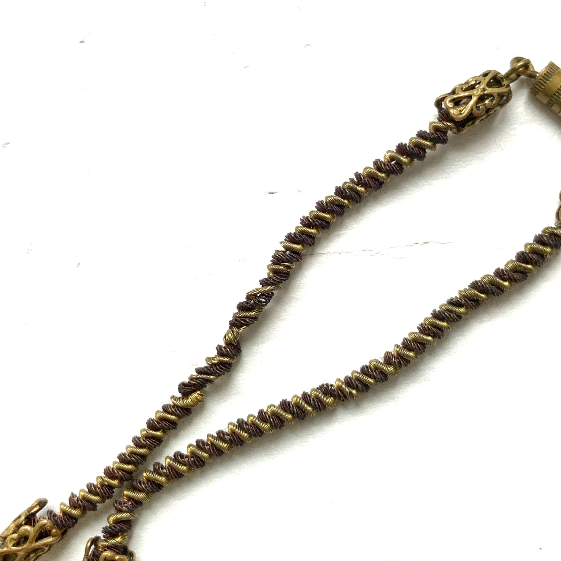 A striking necklace featuring unique wood beads and amber glass. 個性的なウッドビーズとアンバーグラスを組み合わせたネックレス。
