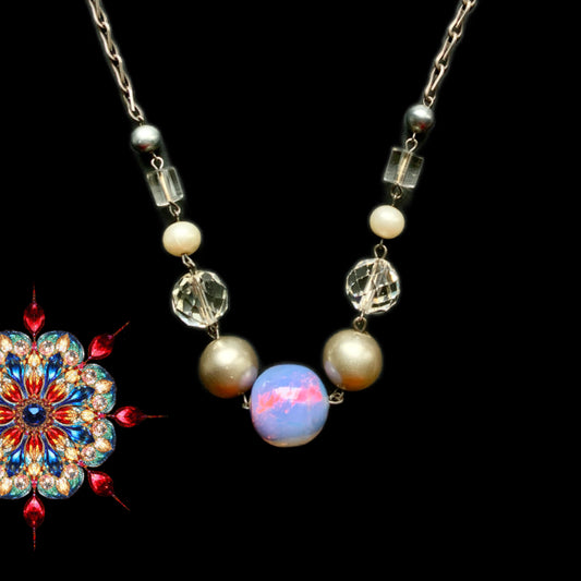 A vintage necklace featuring opalescent glass enclosing pink and violet foil.  ピンクやパープルのフォイルを閉じ込めた、オパルセントガラスのヴィンテージネックレス。