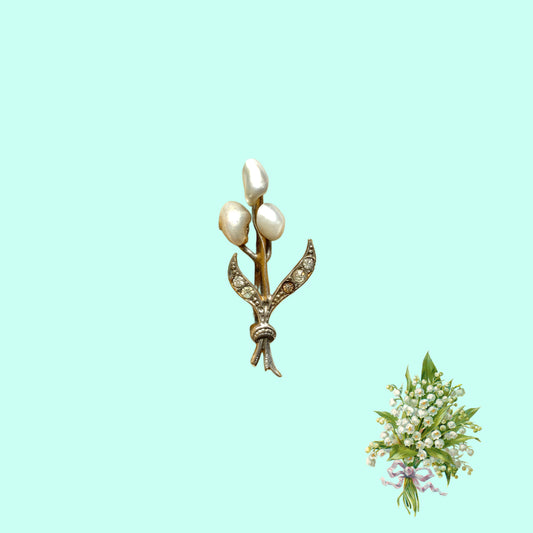 A mini brooch featuring blister pearls arranged as delicate flowers. ブリスターパールを花に見立てたミニブローチ。