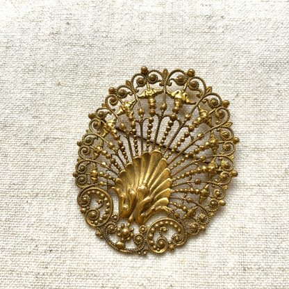 Delicate filigree brooch featuring a fan-like shape with a central shell motif. T 扇のようなフォルムにシェルモチーフをあしらった、繊細なフィリグリーのブローチ。