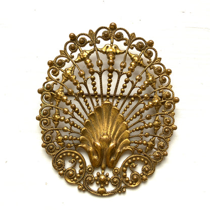 Delicate filigree brooch featuring a fan-like shape with a central shell motif. T 扇のようなフォルムにシェルモチーフをあしらった、繊細なフィリグリーのブローチ。