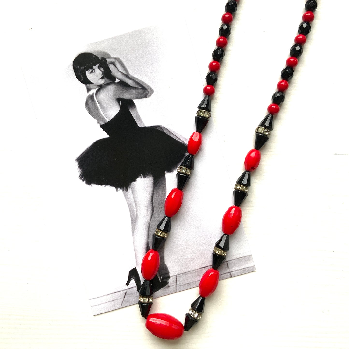 A striking 1930s necklace crafted from red and black glass. 赤と黒のガラスを組み合わせた、1930年代のネックレス。