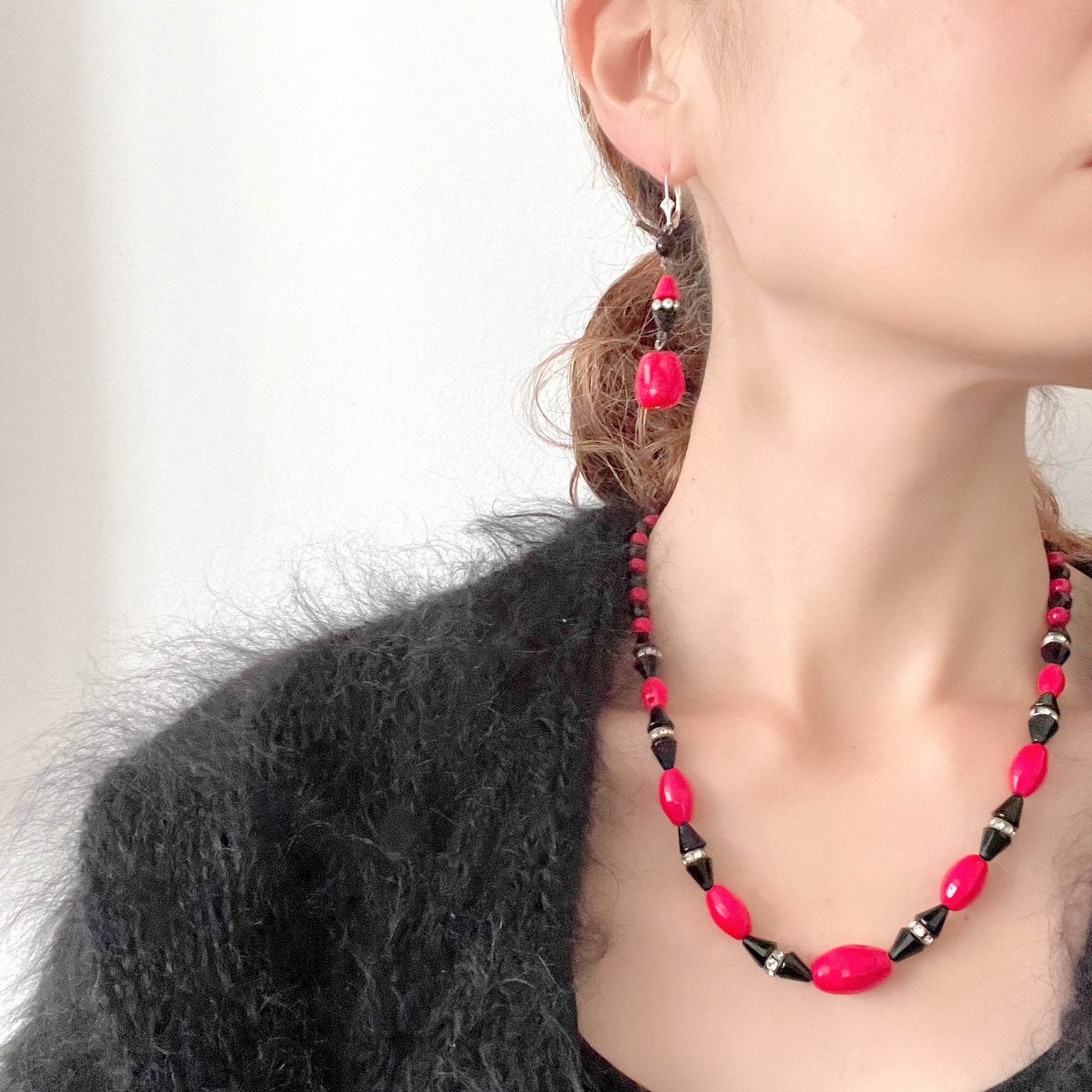 A striking 1930s necklace crafted from red and black glass. 赤と黒のガラスを組み合わせた、1930年代のネックレス。