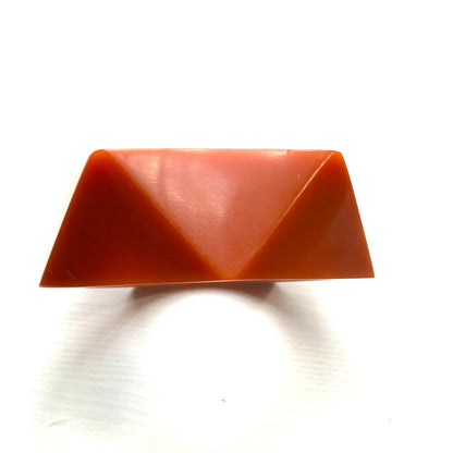 A bold faceted bangle in a unique burnt orange — or perhaps a rich caramel brown — early plastic. 個性的なバーントオレンジ、もしくはキャラメルブラウンのファセットバングル。