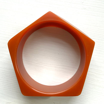 A bold faceted bangle in a unique burnt orange — or perhaps a rich caramel brown — early plastic. 個性的なバーントオレンジ、もしくはキャラメルブラウンのファセットバングル。