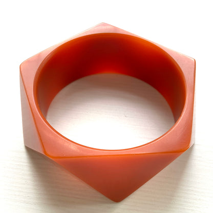 A bold faceted bangle in a unique burnt orange — or perhaps a rich caramel brown — early plastic. 個性的なバーントオレンジ、もしくはキャラメルブラウンのファセットバングル。