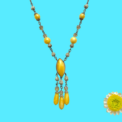 A 1930s necklace featuring soft butterscotch yellow satin glass, paired with delicate filigree details and clear glass accents. やわらかなバタースコッチイエローのサテンガラスに、繊細なフィリグリーパーツとクリアガラスを合わせた1930年代頃のネックレス。