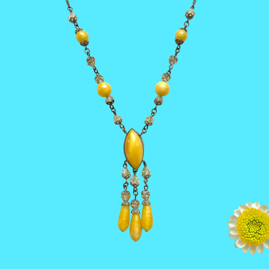 A 1930s necklace featuring soft butterscotch yellow satin glass, paired with delicate filigree details and clear glass accents. やわらかなバタースコッチイエローのサテンガラスに、繊細なフィリグリーパーツとクリアガラスを合わせた1930年代頃のネックレス。