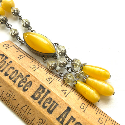 A 1930s necklace featuring soft butterscotch yellow satin glass, paired with delicate filigree details and clear glass accents. やわらかなバタースコッチイエローのサテンガラスに、繊細なフィリグリーパーツとクリアガラスを合わせた1930年代頃のネックレス。