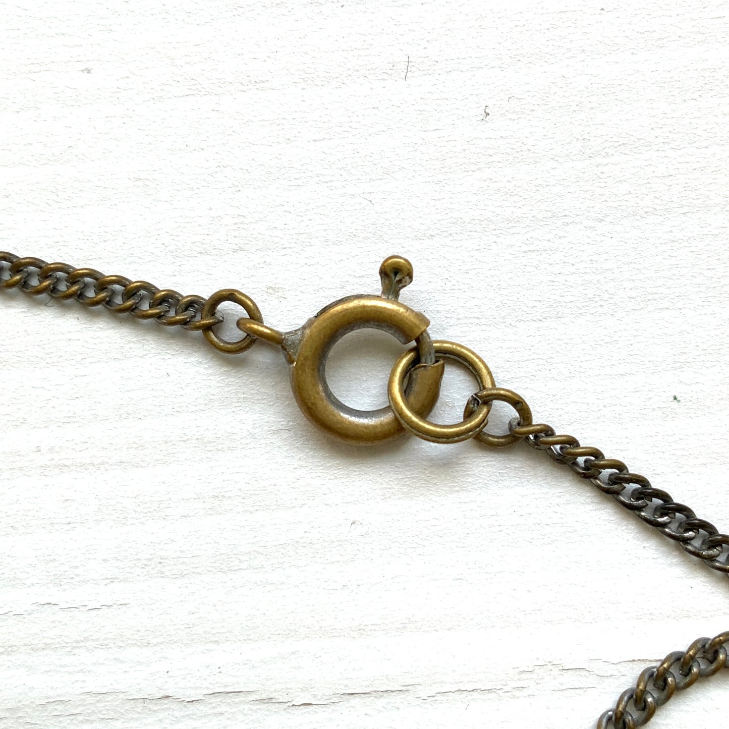 A 1930s necklace featuring soft butterscotch yellow satin glass, paired with delicate filigree details and clear glass accents. やわらかなバタースコッチイエローのサテンガラスに、繊細なフィリグリーパーツとクリアガラスを合わせた1930年代頃のネックレス。
