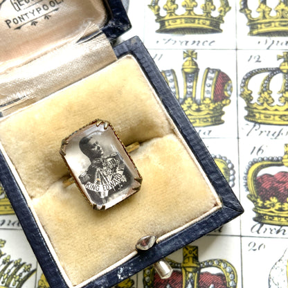  A portrait ring featuring Edward VIII.  エドワード8世のポートレートが収められたリング。 