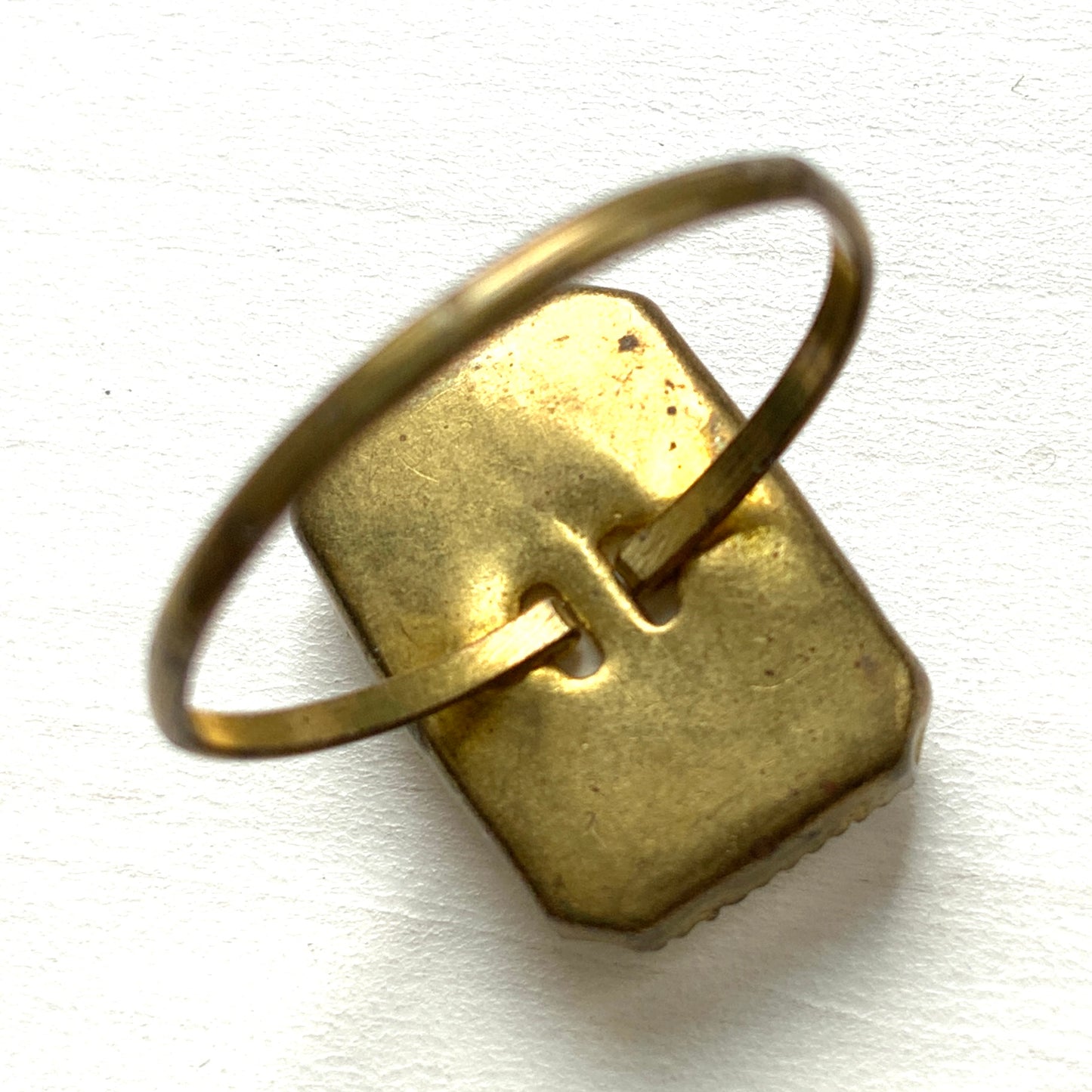  A portrait ring featuring Edward VIII.  エドワード8世のポートレートが収められたリング。 