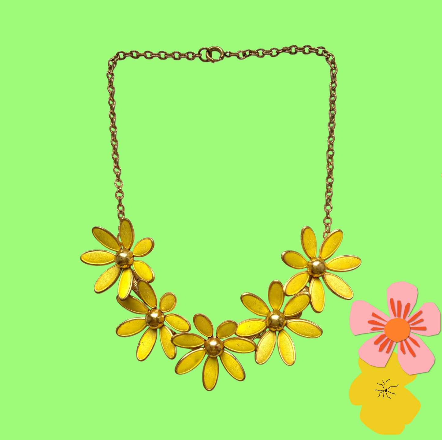 A vintage necklace featuring linked yellow enamel flowers. イエローのエナメルフラワーが連なったヴィンテージネックレス。