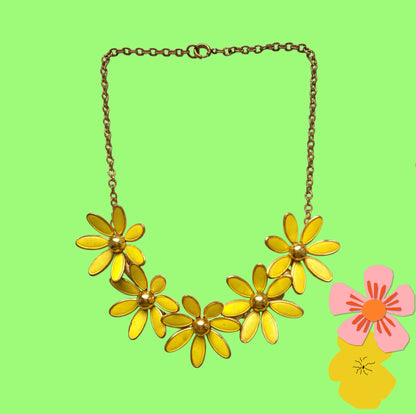 A vintage necklace featuring linked yellow enamel flowers. イエローのエナメルフラワーが連なったヴィンテージネックレス。