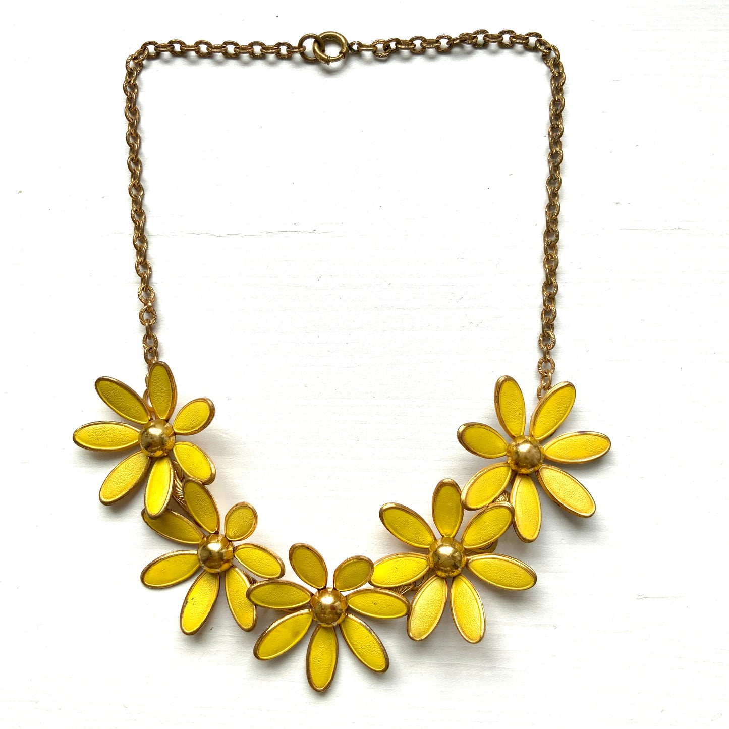 A vintage necklace featuring linked yellow enamel flowers. イエローのエナメルフラワーが連なったヴィンテージネックレス。