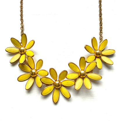 A vintage necklace featuring linked yellow enamel flowers. イエローのエナメルフラワーが連なったヴィンテージネックレス。
