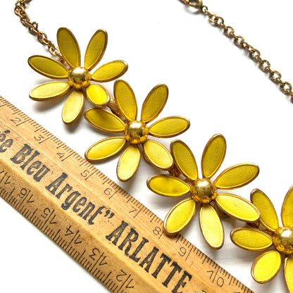 A vintage necklace featuring linked yellow enamel flowers. イエローのエナメルフラワーが連なったヴィンテージネックレス。