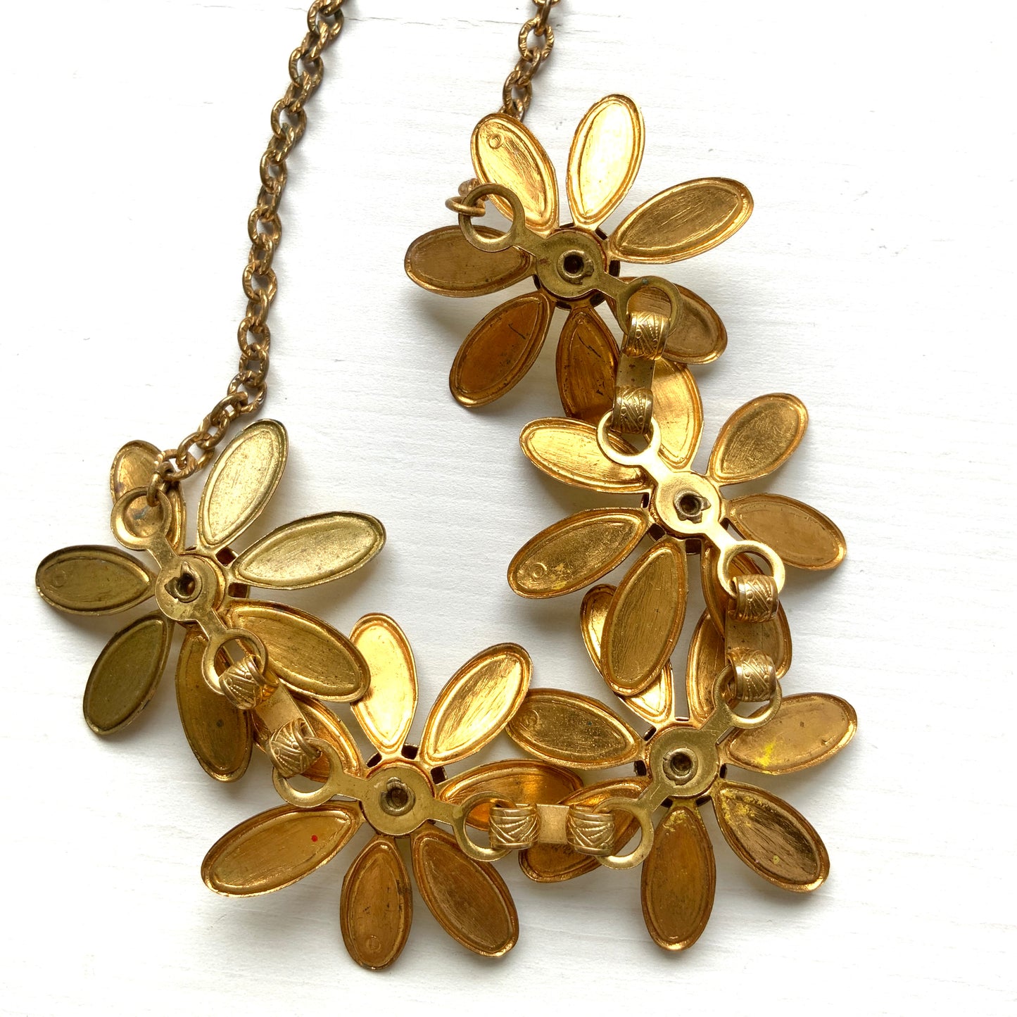 A vintage necklace featuring linked yellow enamel flowers. イエローのエナメルフラワーが連なったヴィンテージネックレス。
