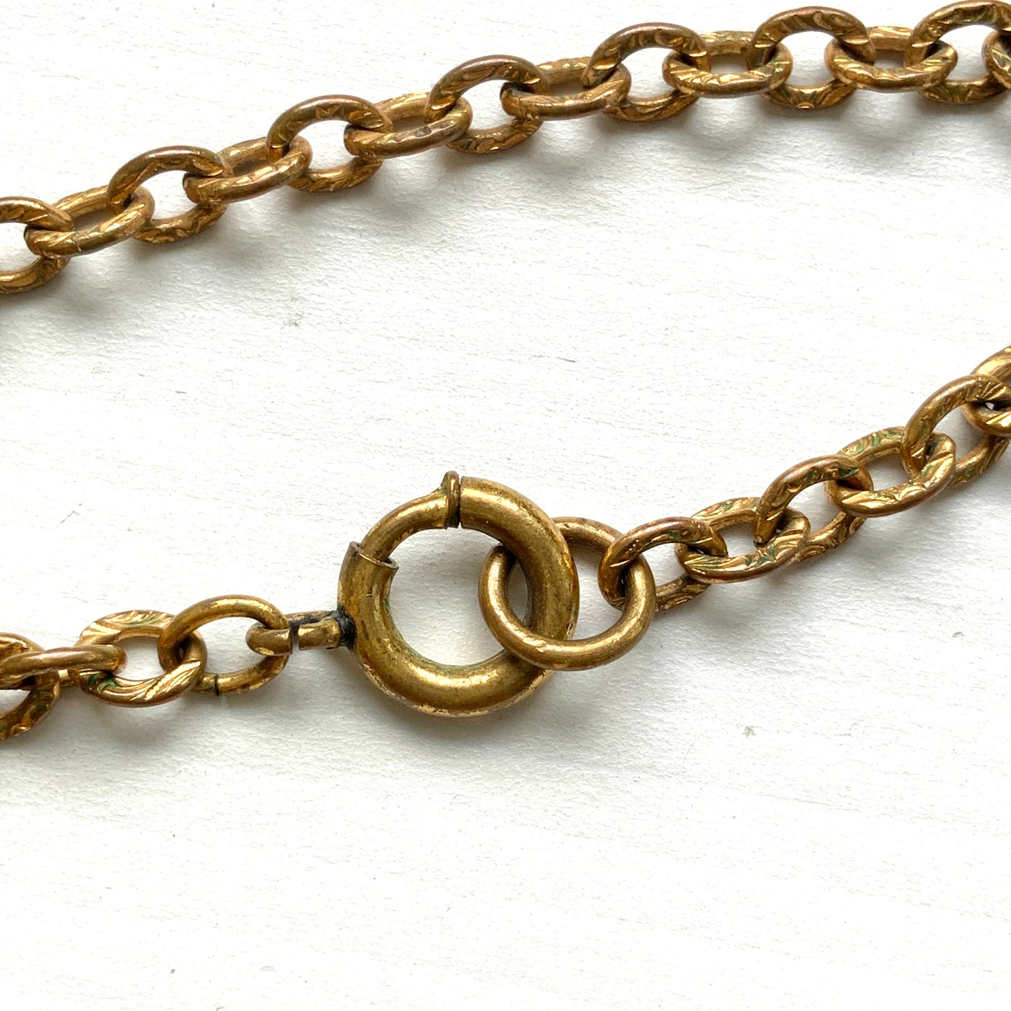 A vintage necklace featuring linked yellow enamel flowers. イエローのエナメルフラワーが連なったヴィンテージネックレス。