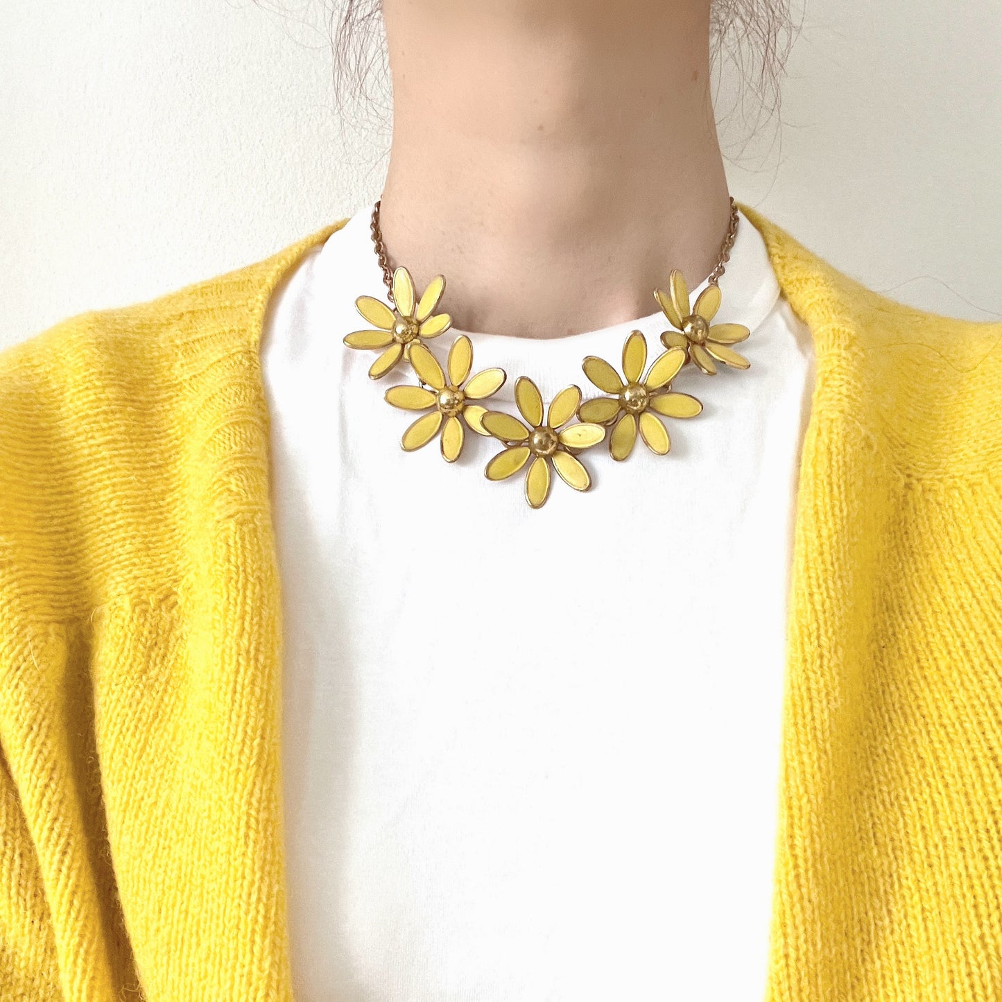 A vintage necklace featuring linked yellow enamel flowers. イエローのエナメルフラワーが連なったヴィンテージネックレス。