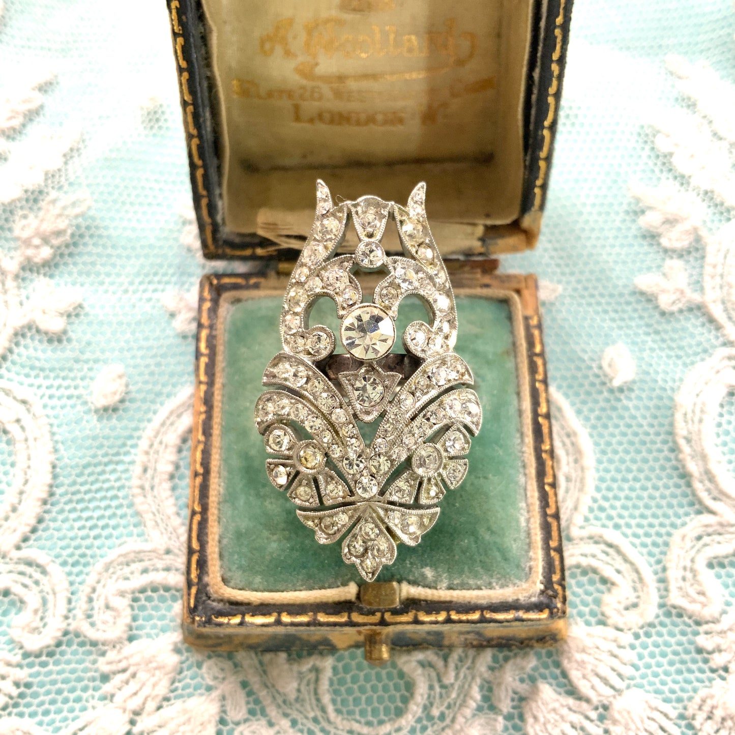 A striking vintage ring adorned with intricate scrollwork and densely set clear rhinestones. 細やかなスクロール装飾にクリアラインストーンがぎっしりと敷き詰められた、存在感たっぷりのヴィンテージリング。