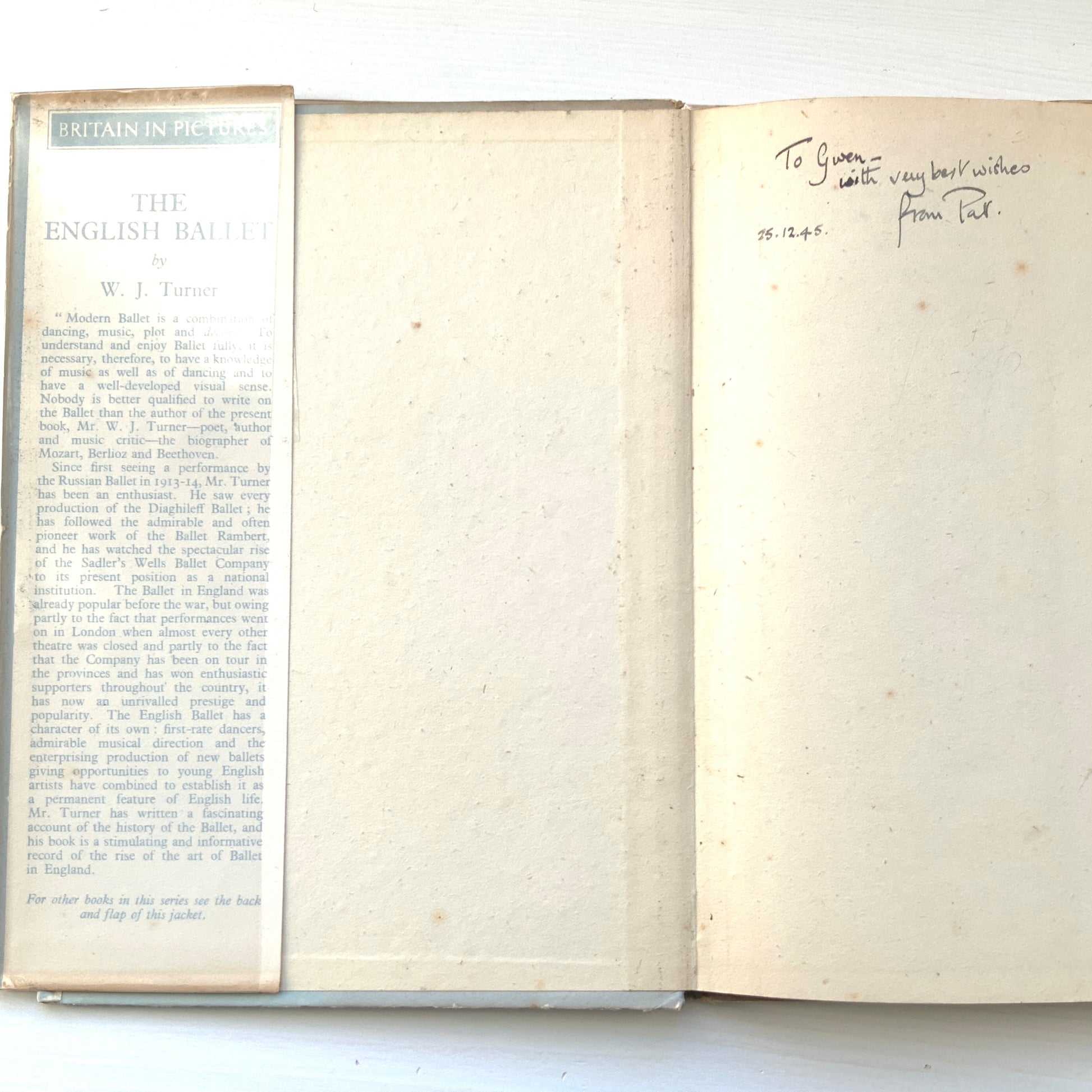 A title from the Britain in Pictures series, published in the 1940s to introduce aspects of British culture, ”English Ballet”. 1940年代に刊行された、英国文化を紹介するシリーズ、Britain in Pictures の一冊、『英国のバレエ』。