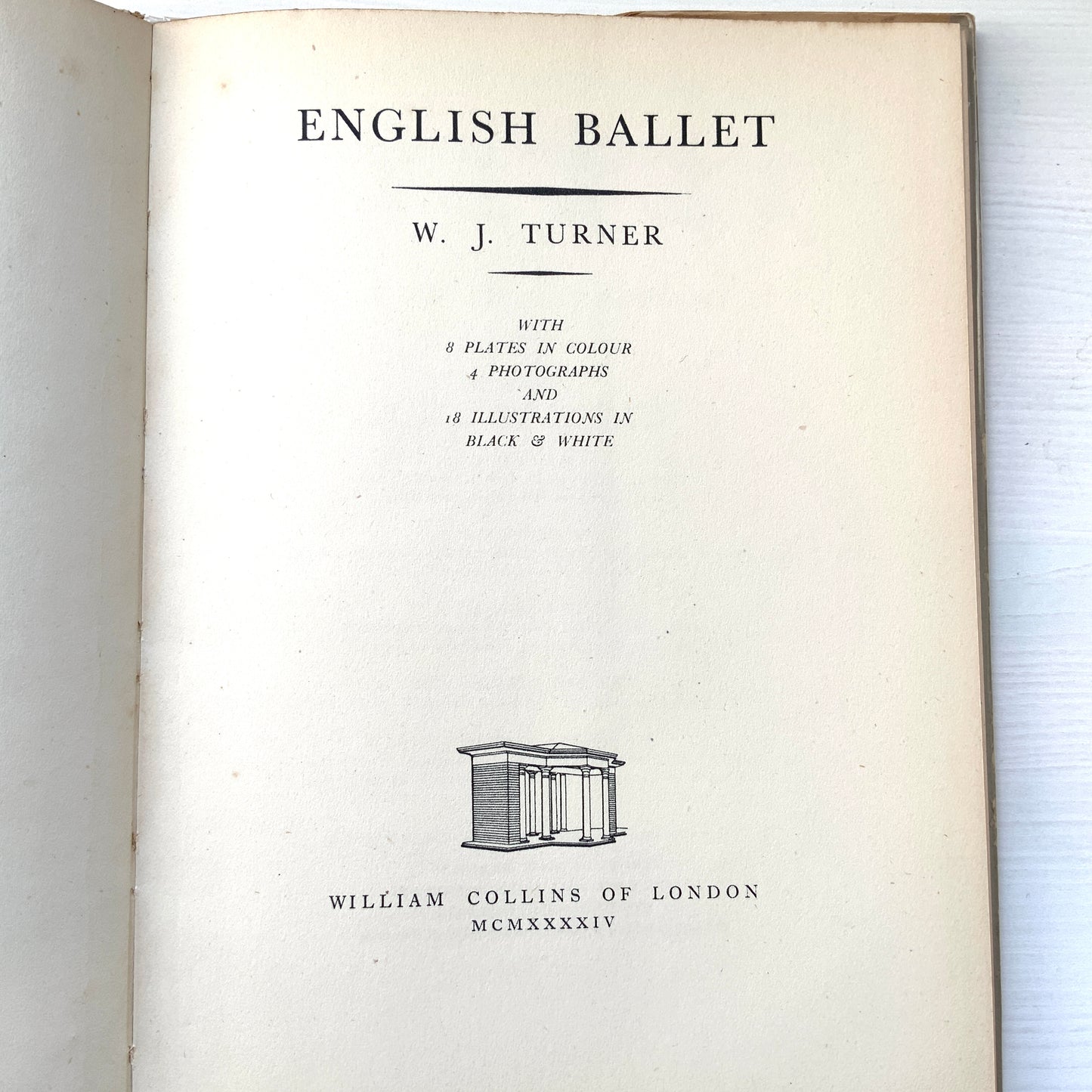 A title from the Britain in Pictures series, published in the 1940s to introduce aspects of British culture, ”English Ballet”. 1940年代に刊行された、英国文化を紹介するシリーズ、Britain in Pictures の一冊、『英国のバレエ』。