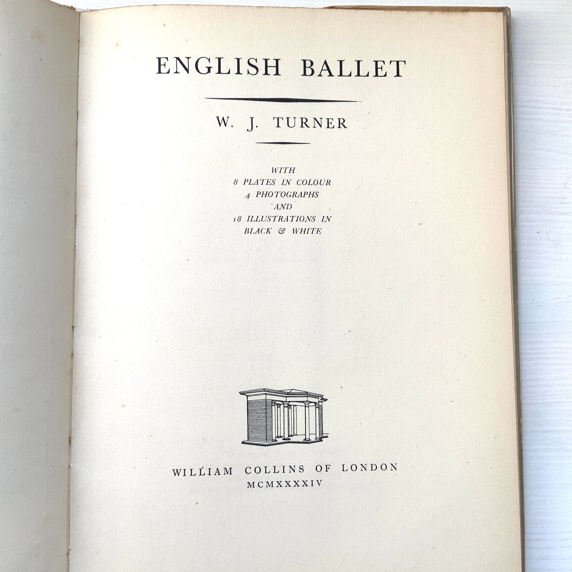 A title from the Britain in Pictures series, published in the 1940s to introduce aspects of British culture, ”English Ballet”. 1940年代に刊行された、英国文化を紹介するシリーズ、Britain in Pictures の一冊、『英国のバレエ』。