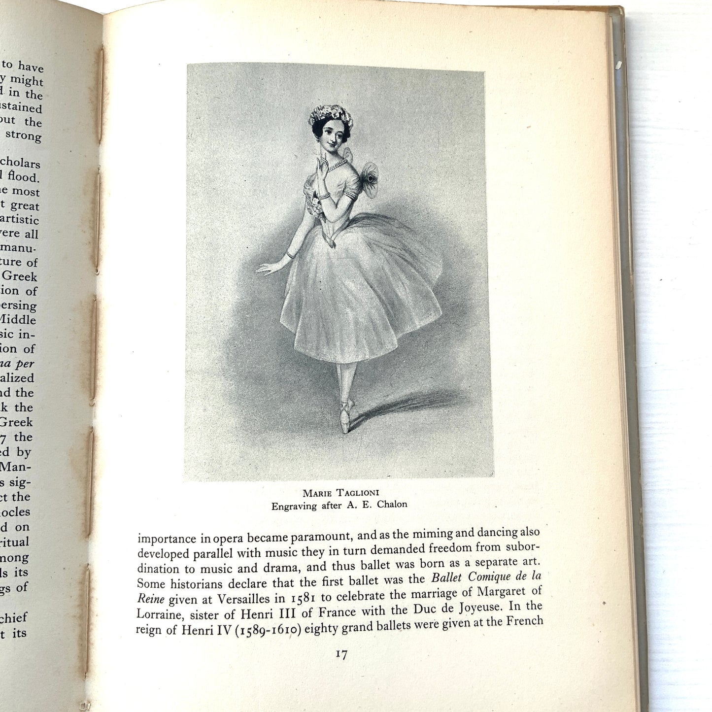 A title from the Britain in Pictures series, published in the 1940s to introduce aspects of British culture, ”English Ballet”. 1940年代に刊行された、英国文化を紹介するシリーズ、Britain in Pictures の一冊、『英国のバレエ』。