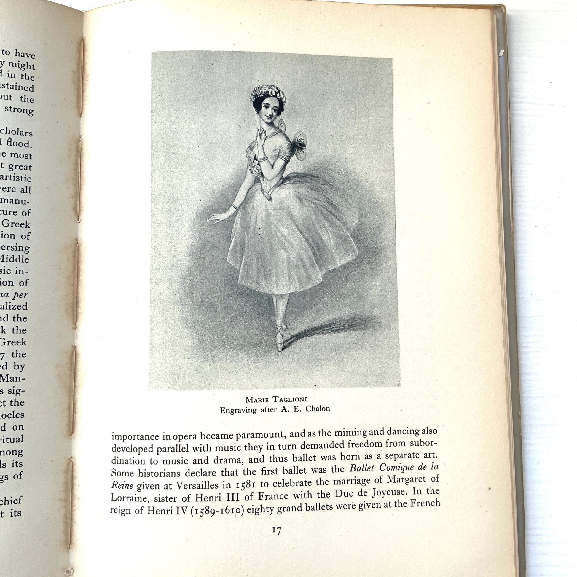 A title from the Britain in Pictures series, published in the 1940s to introduce aspects of British culture, ”English Ballet”. 1940年代に刊行された、英国文化を紹介するシリーズ、Britain in Pictures の一冊、『英国のバレエ』。