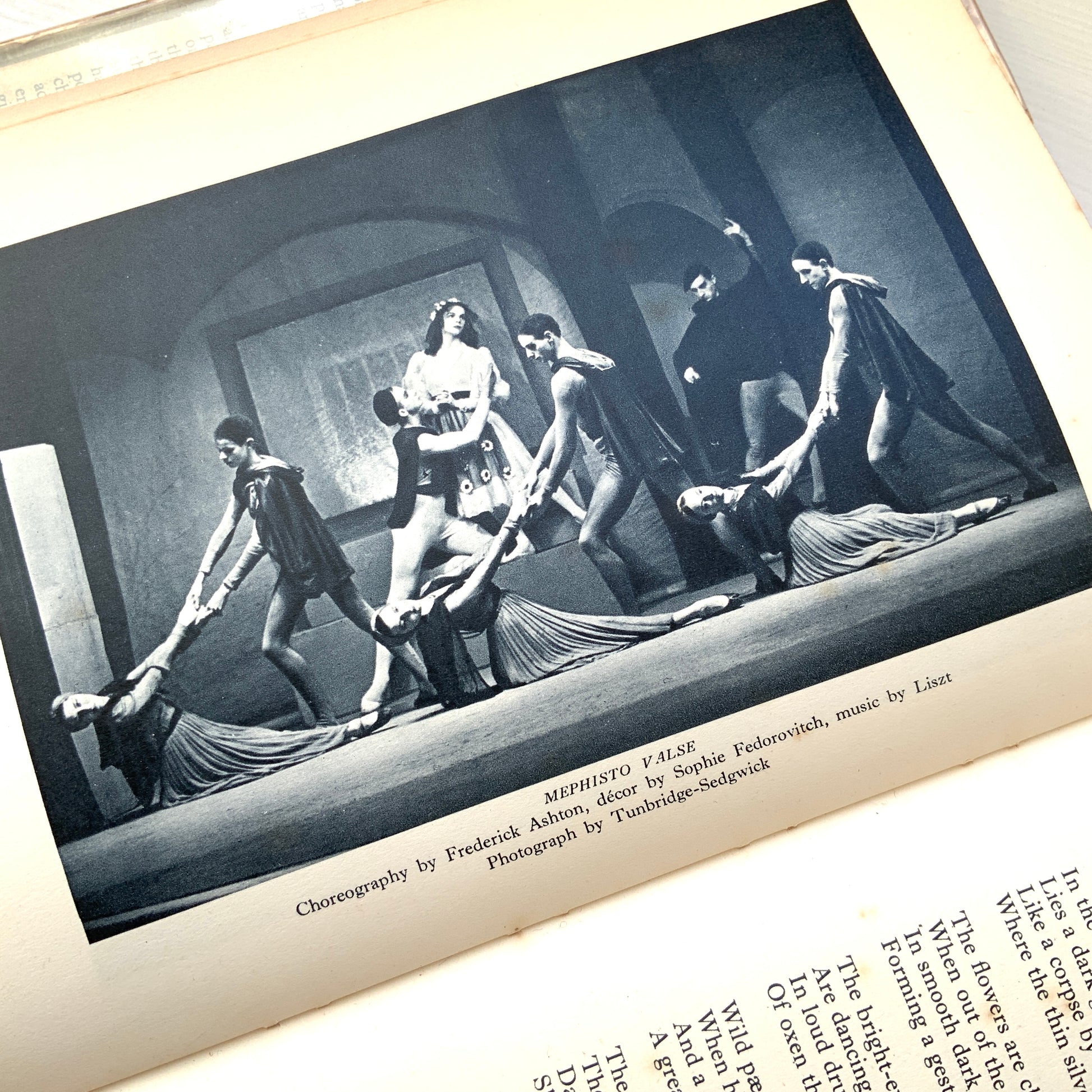 A title from the Britain in Pictures series, published in the 1940s to introduce aspects of British culture, ”English Ballet”. 1940年代に刊行された、英国文化を紹介するシリーズ、Britain in Pictures の一冊、『英国のバレエ』。