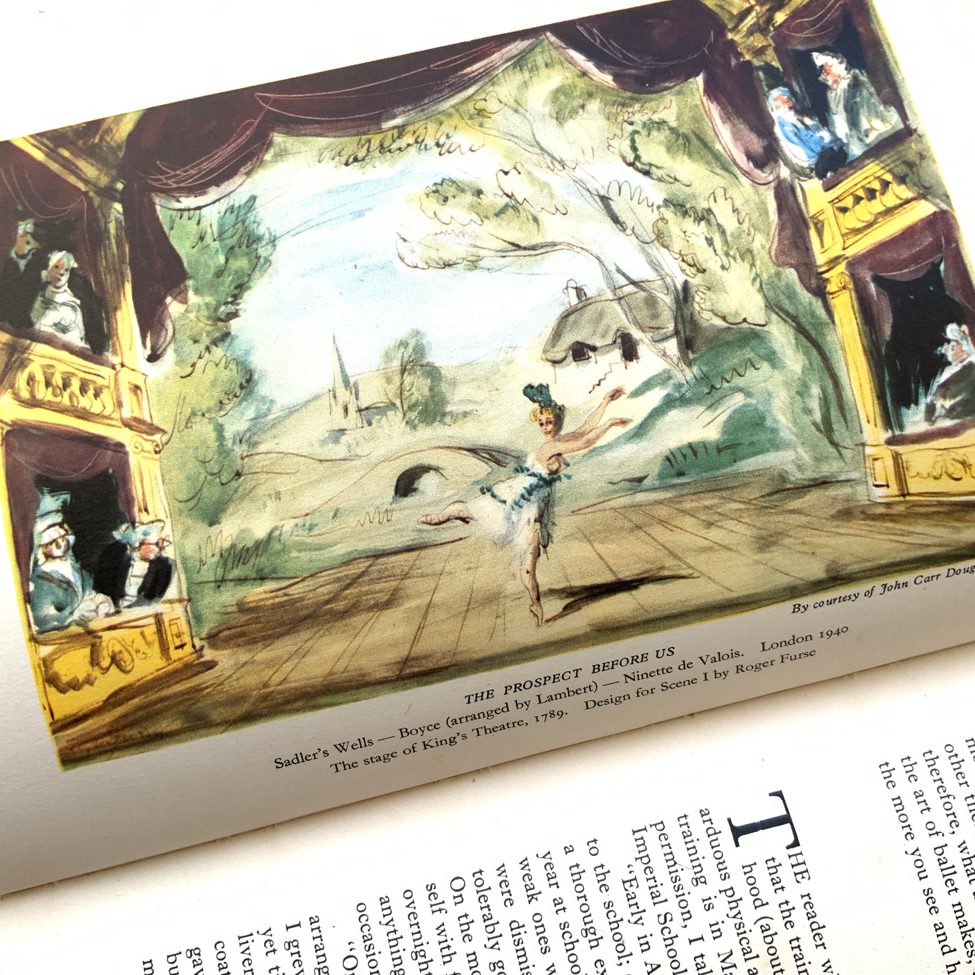 A title from the Britain in Pictures series, published in the 1940s to introduce aspects of British culture, ”English Ballet”. 1940年代に刊行された、英国文化を紹介するシリーズ、Britain in Pictures の一冊、『英国のバレエ』。