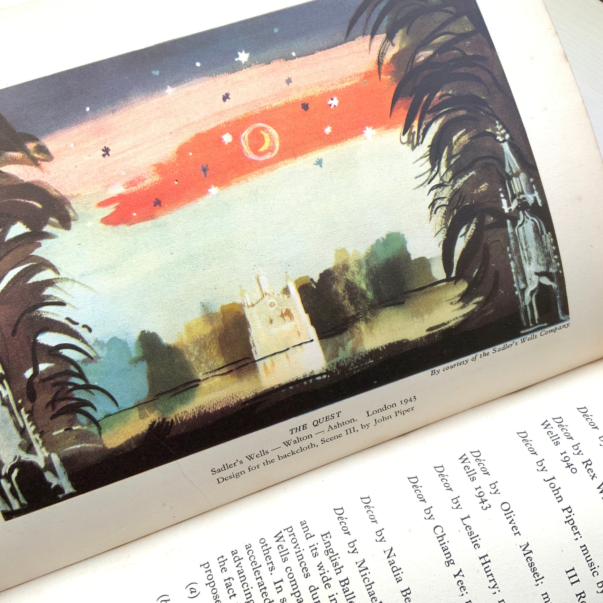 A title from the Britain in Pictures series, published in the 1940s to introduce aspects of British culture, ”English Ballet”. 1940年代に刊行された、英国文化を紹介するシリーズ、Britain in Pictures の一冊、『英国のバレエ』。