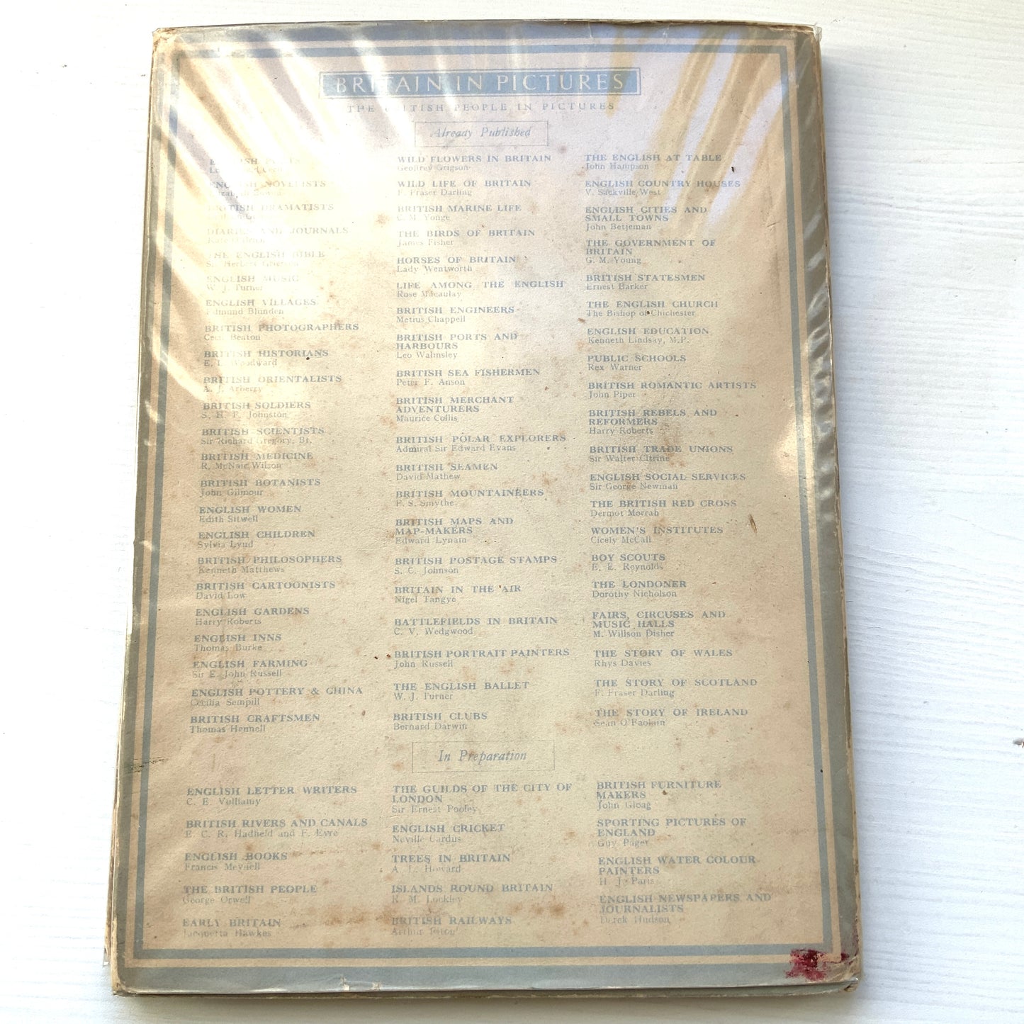 A title from the Britain in Pictures series, published in the 1940s to introduce aspects of British culture, ”English Ballet”. 1940年代に刊行された、英国文化を紹介するシリーズ、Britain in Pictures の一冊、『英国のバレエ』。