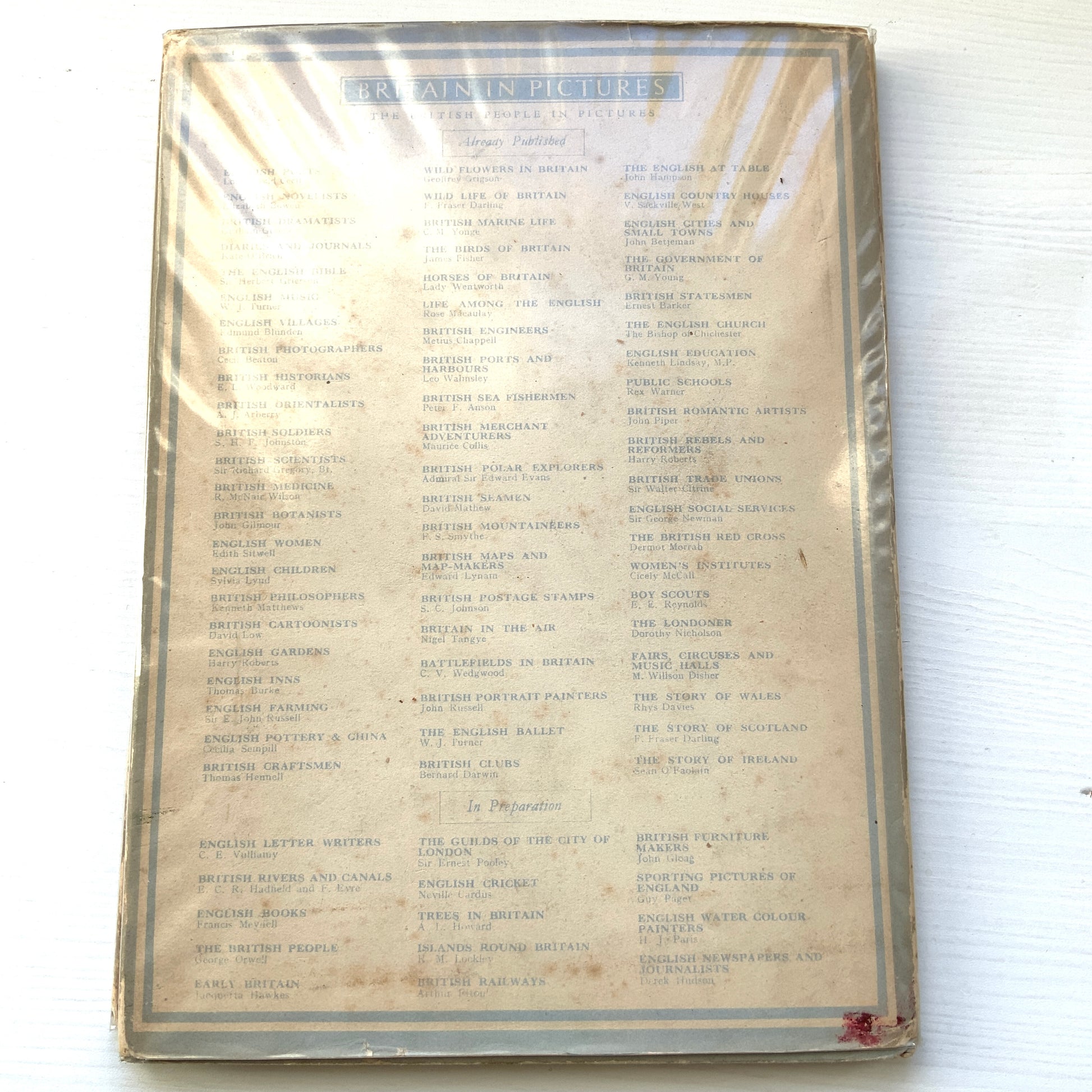 A title from the Britain in Pictures series, published in the 1940s to introduce aspects of British culture, ”English Ballet”. 1940年代に刊行された、英国文化を紹介するシリーズ、Britain in Pictures の一冊、『英国のバレエ』。