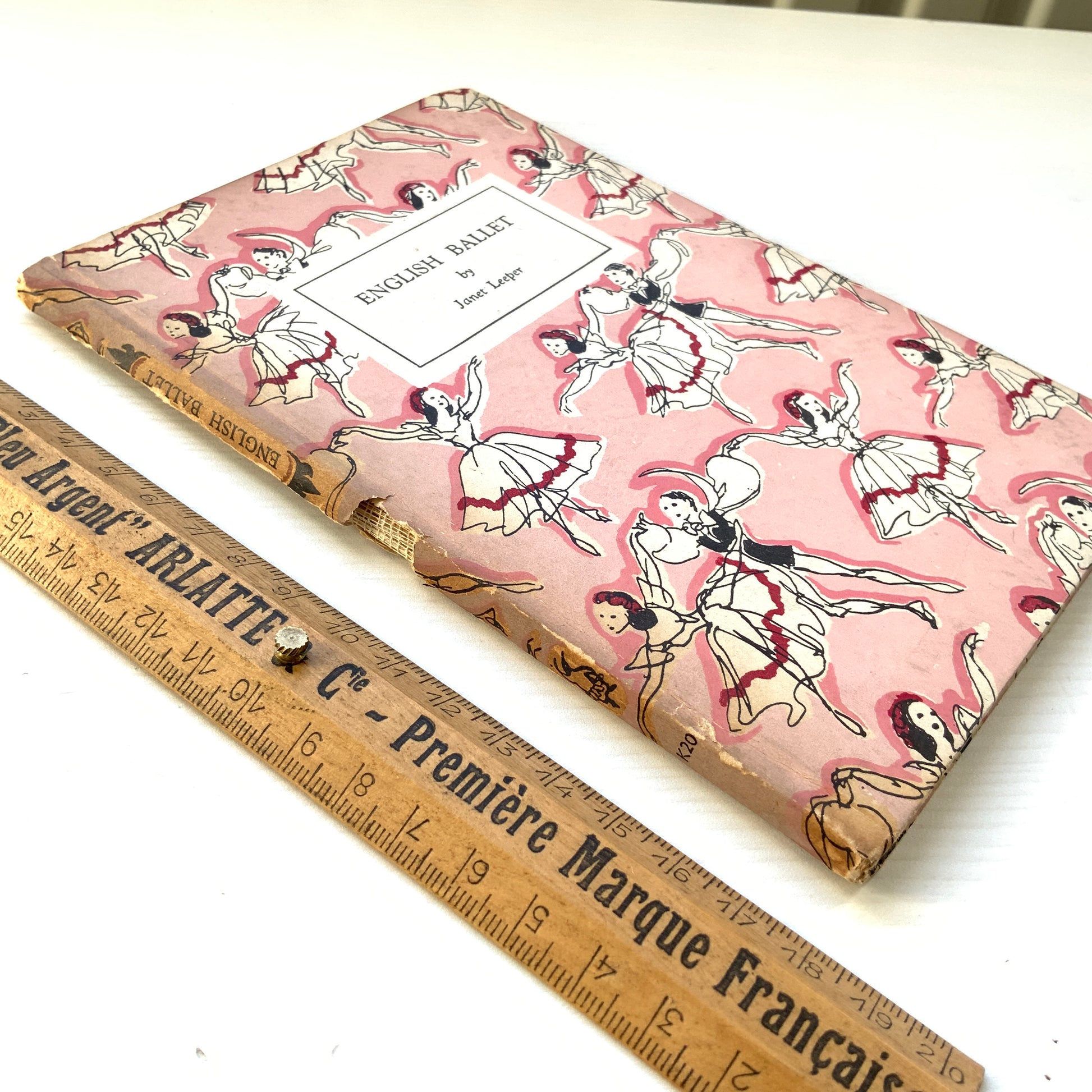 A collectable title from Penguin Books’ renowned King Penguin series, ”English Ballet”. コレクタブルなペンギンブックスの名シリーズ、King Penguin の一冊、『英国のバレエ』。