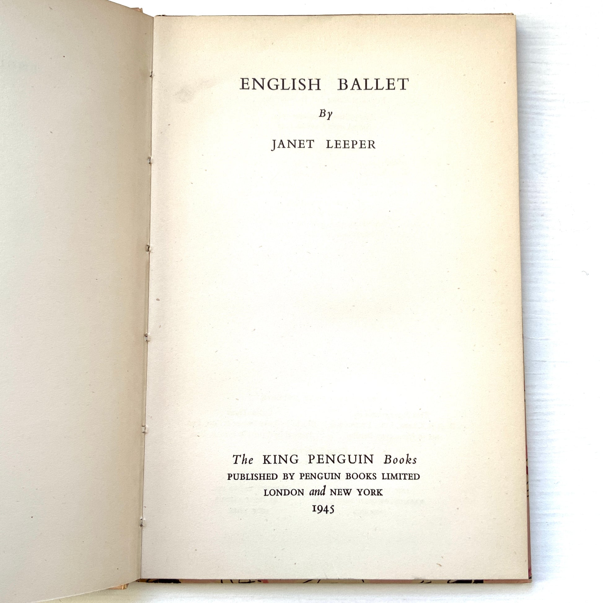 A collectable title from Penguin Books’ renowned King Penguin series, ”English Ballet”. コレクタブルなペンギンブックスの名シリーズ、King Penguin の一冊、『英国のバレエ』。