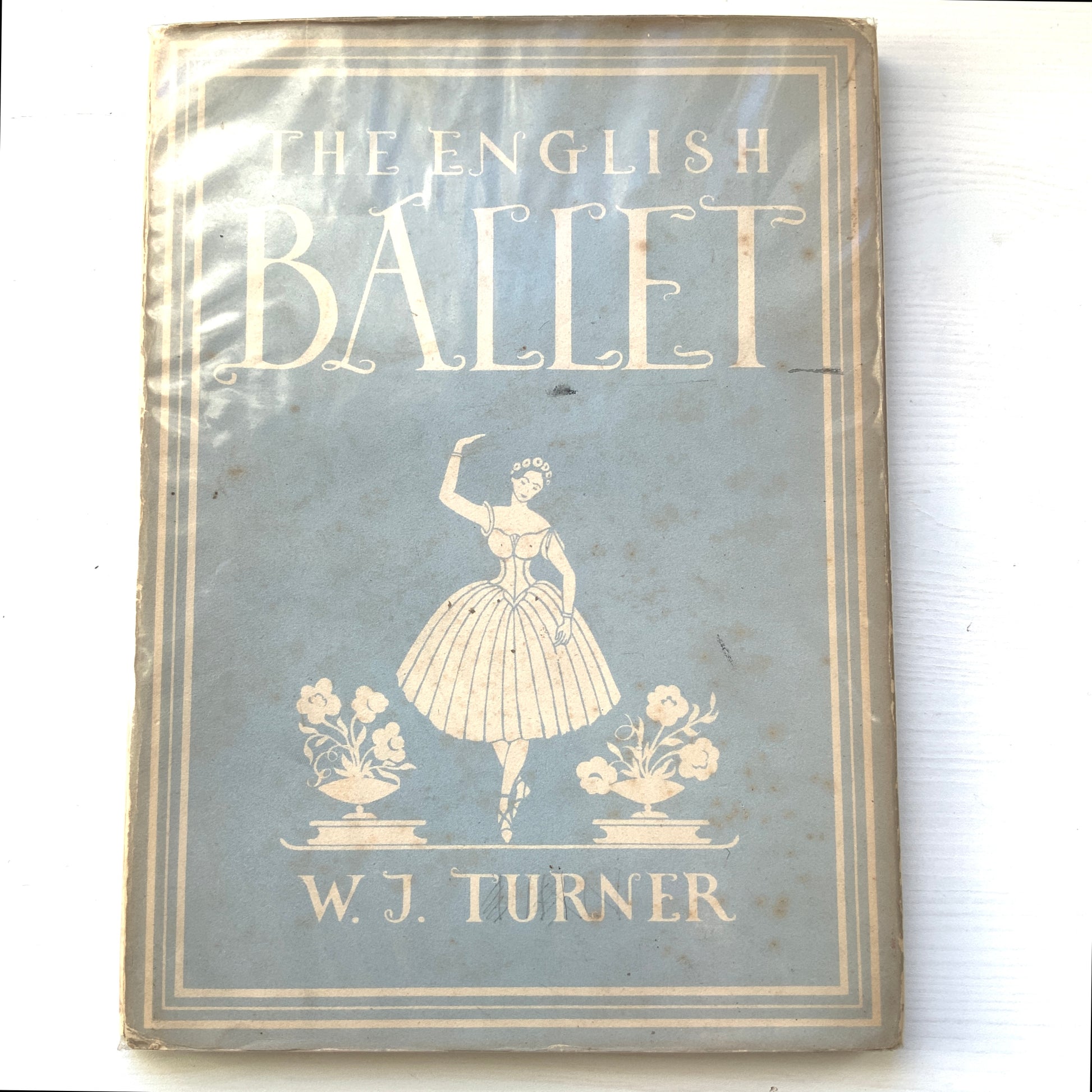 A title from the Britain in Pictures series, published in the 1940s to introduce aspects of British culture, ”English Ballet”. 1940年代に刊行された、英国文化を紹介するシリーズ、Britain in Pictures の一冊、『英国のバレエ』。
