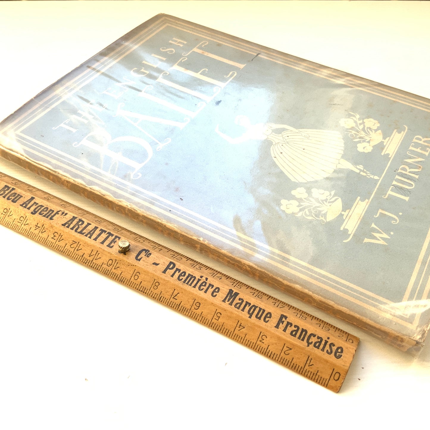 A title from the Britain in Pictures series, published in the 1940s to introduce aspects of British culture, ”English Ballet”. 1940年代に刊行された、英国文化を紹介するシリーズ、Britain in Pictures の一冊、『英国のバレエ』。