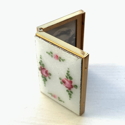 A miniature photo frame decorated with beautiful guilloché enamel.  美しいギヨシェエナメルが施された、ミニサイズのフォトフレーム。