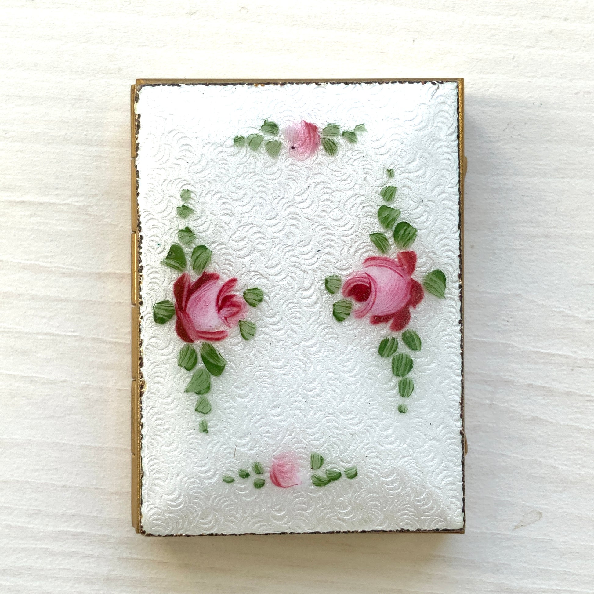 A miniature photo frame decorated with beautiful guilloché enamel.  美しいギヨシェエナメルが施された、ミニサイズのフォトフレーム。