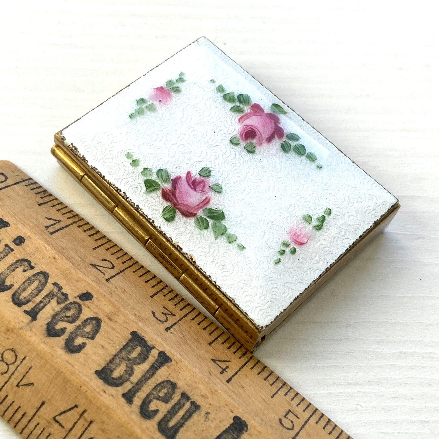 A miniature photo frame decorated with beautiful guilloché enamel.  美しいギヨシェエナメルが施された、ミニサイズのフォトフレーム。