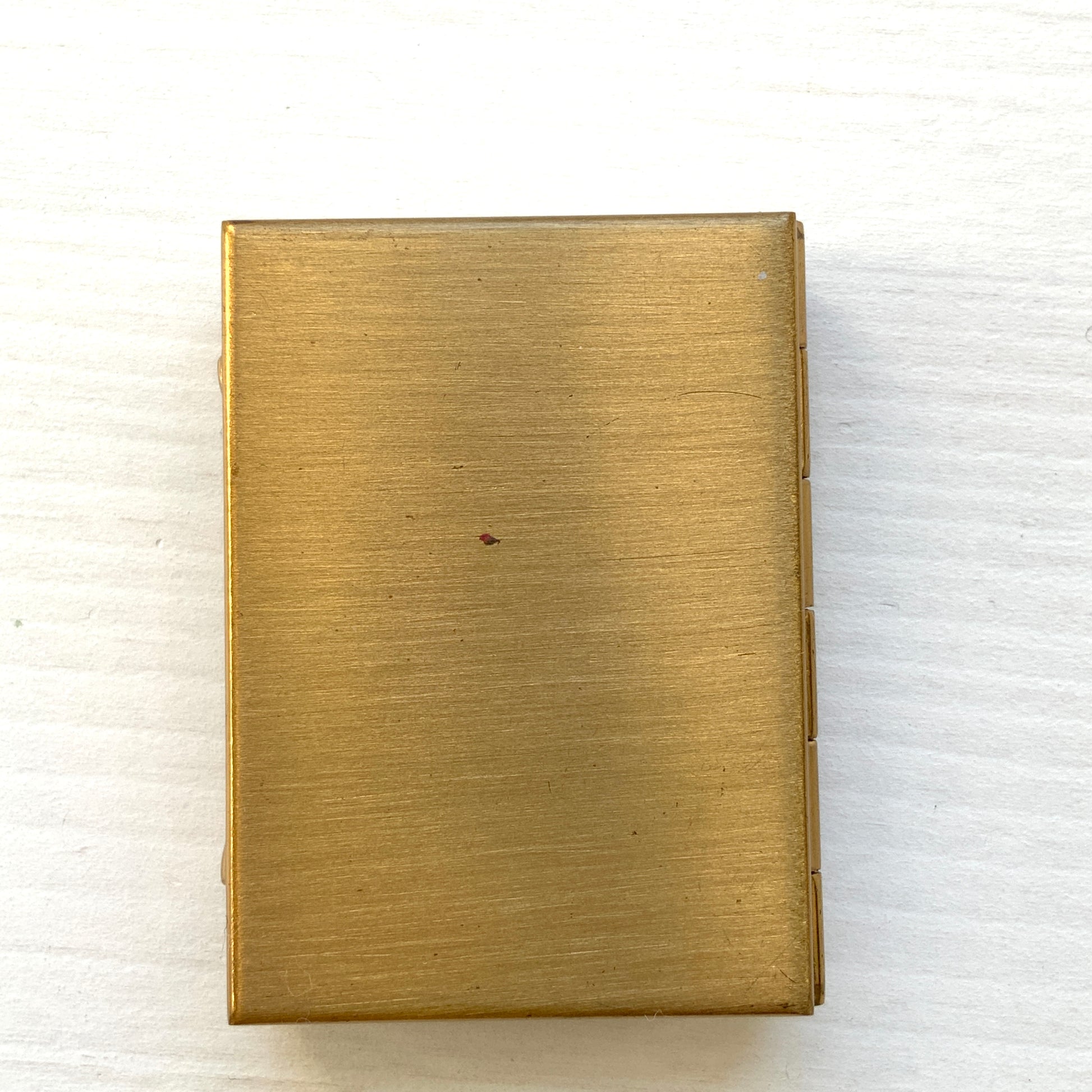 A miniature photo frame decorated with beautiful guilloché enamel.  美しいギヨシェエナメルが施された、ミニサイズのフォトフレーム。