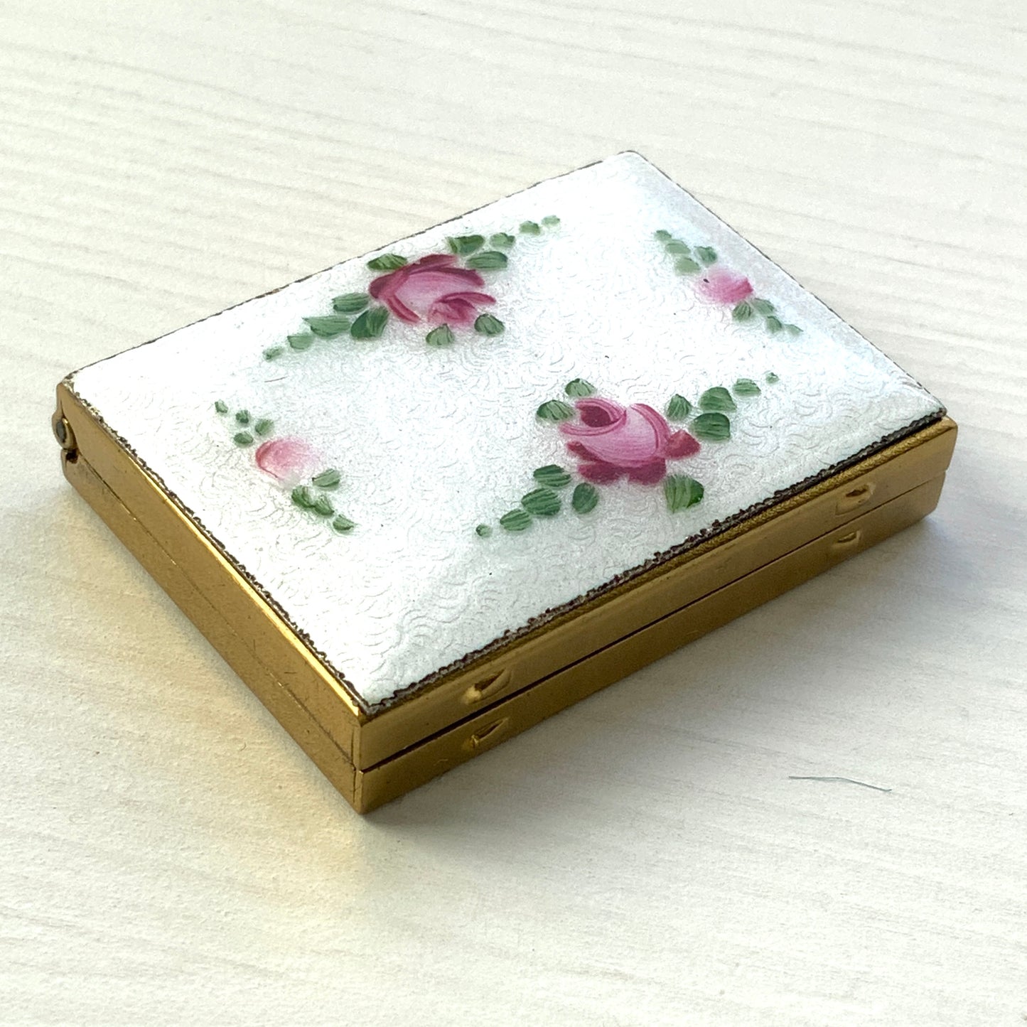 A miniature photo frame decorated with beautiful guilloché enamel.  美しいギヨシェエナメルが施された、ミニサイズのフォトフレーム。