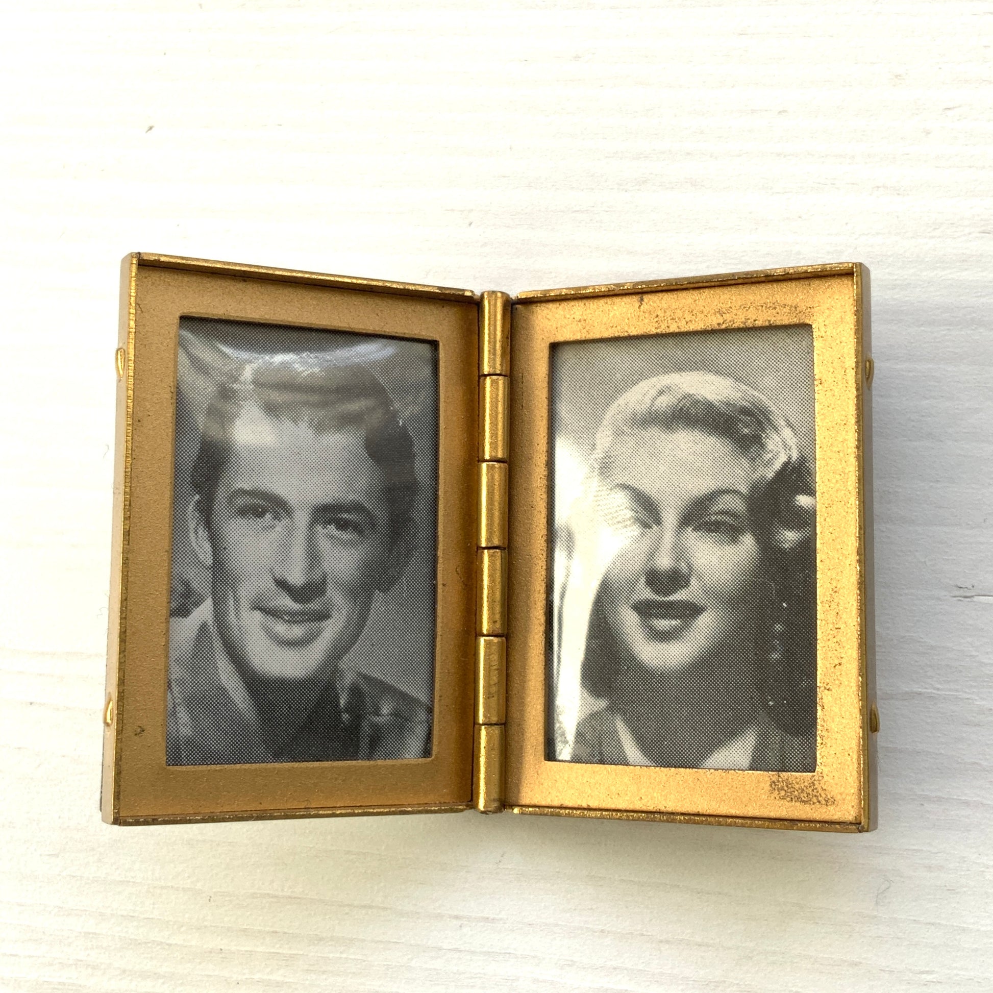 A miniature photo frame decorated with beautiful guilloché enamel.  美しいギヨシェエナメルが施された、ミニサイズのフォトフレーム。