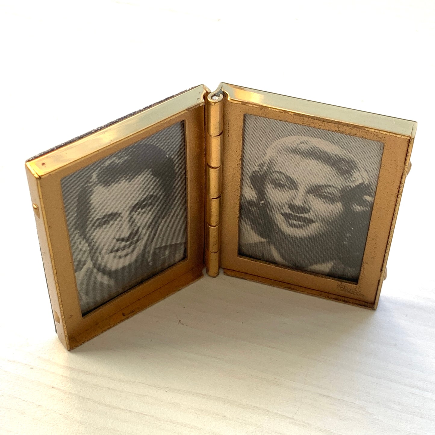 A miniature photo frame decorated with beautiful guilloché enamel.  美しいギヨシェエナメルが施された、ミニサイズのフォトフレーム。