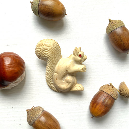 A charming white celluloid squirrel brooch with a softly rounded body. ふっくらとしたボディが愛らしい、白いセルロイド製のリスのブローチ。